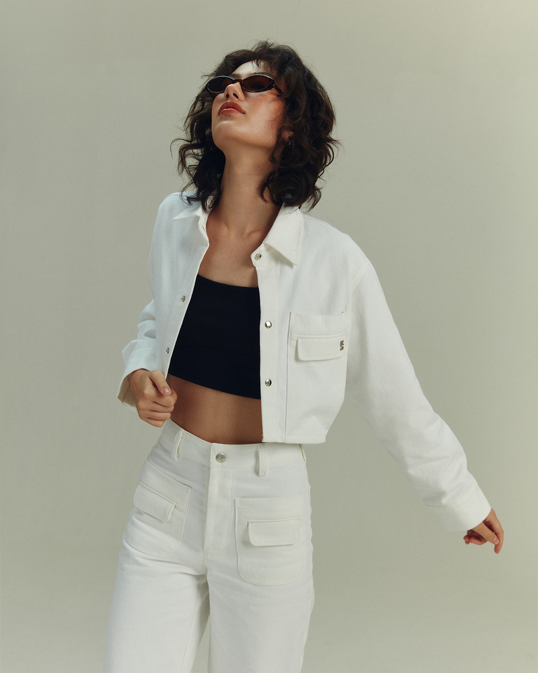 STUDIO UNKNOWN – Denim Jacket (ขาว/ยีนส์) แจกเกตยีนส์ ทรงเว้าปลาย